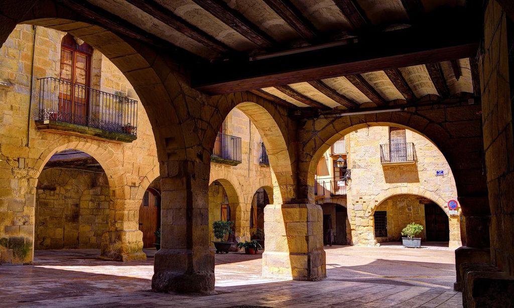 plaza de la localidad medieval de horta de sant joan tarragona