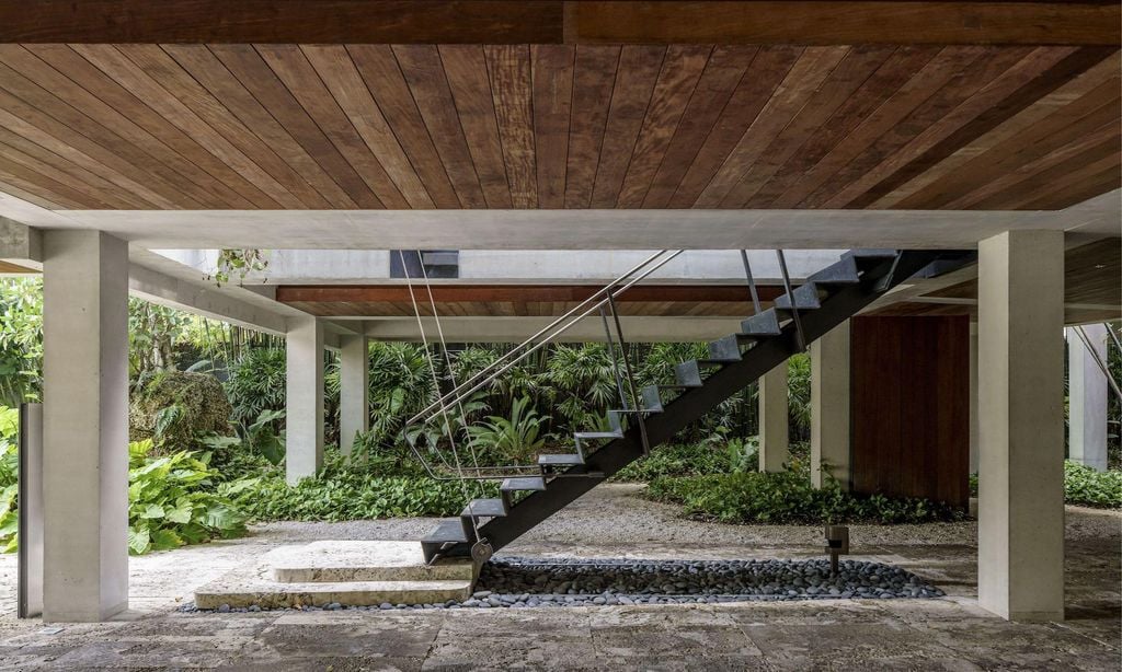 la casa elevada solo permite el acceso a sus invitados mediante una escalera plegable al estilo 007 