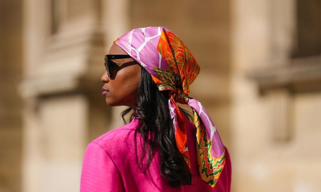 Mujer con pañuelo de seda sobre la cabeza
