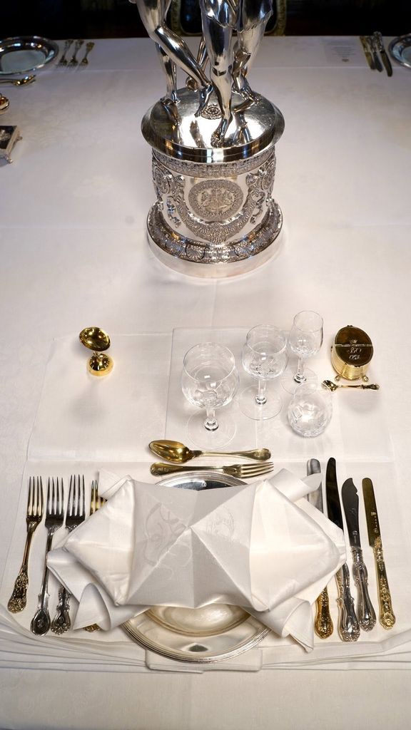 La mesa preparada para la cena de gala 