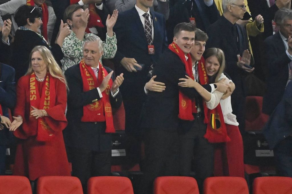 El emocionado abrazo de los príncipes belgas tras la victoria de su equipo