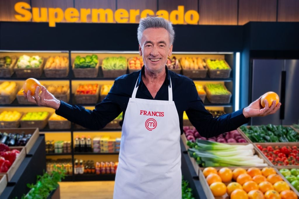 El actor Francis Lorenzo posa divertido durante las fotos oficiales de MasterChef Celebrity 9