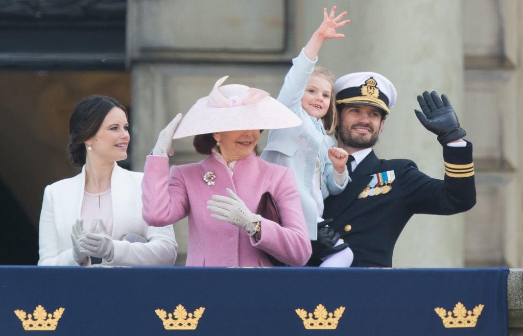 Celebración por el 70º cumpleaños del rey Carlos Gustavo de Suecia: e el príncipe Carlos Felipe tiene en brazos a su sobrina y ahijada, la princesa Estelle, al lado está la reina Silvia y la princesa Sofia. La imagen fue tomada en abril de 2016