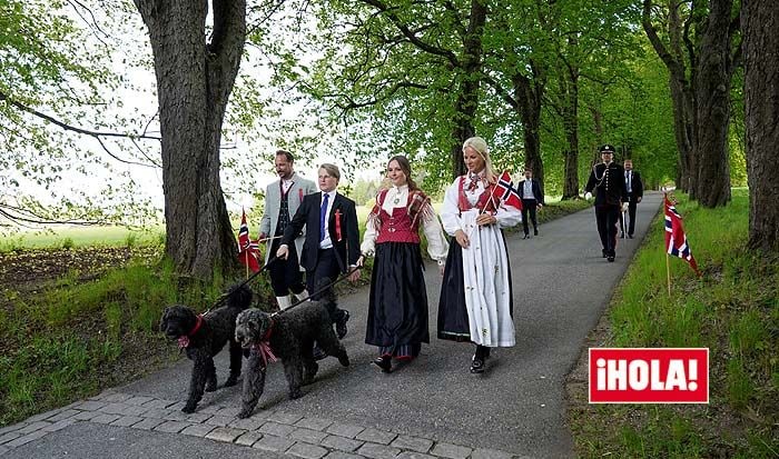 Haakon y Mette-Marit de Noruega con sus hijos