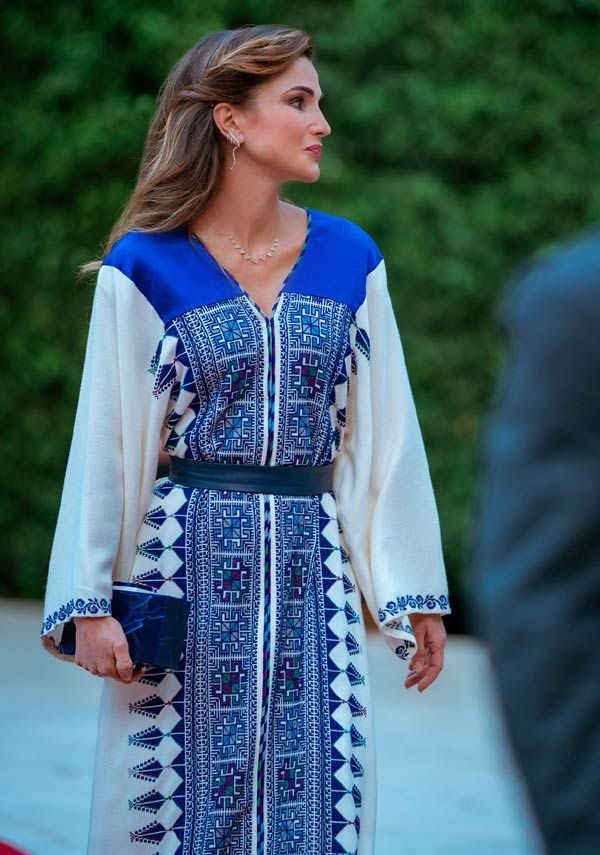 Rania de Jordania con vestido estampado