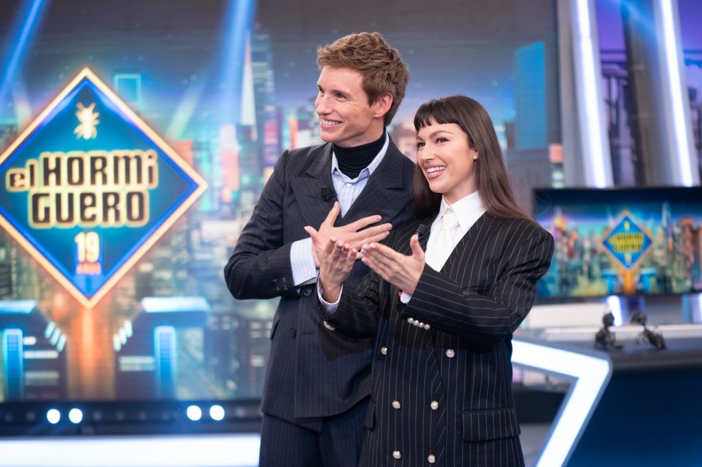 Úrsula Corberó y Eddie Redmayne en 'El Hormiguero' con looks coordinados