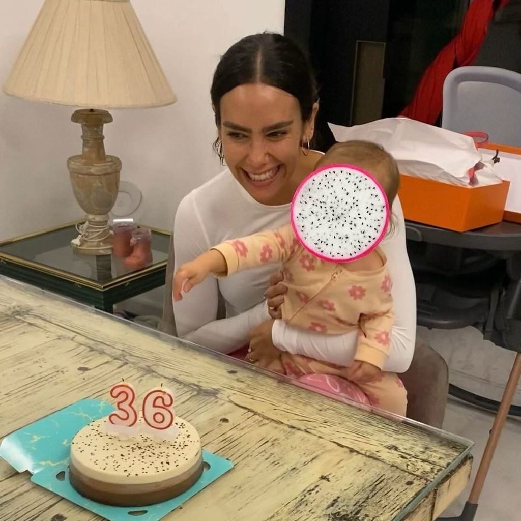 Cristina Pedroche junto a su hija Laia celebrando su cumpleaños en el salón de su casa