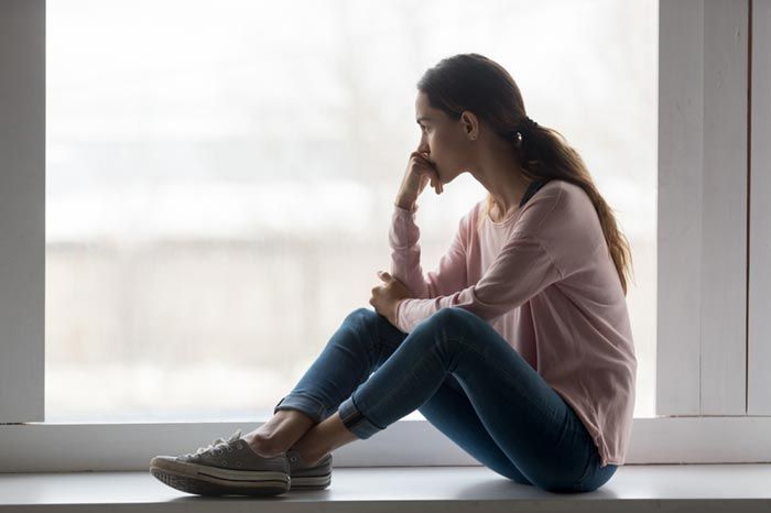 mujer triste en casa