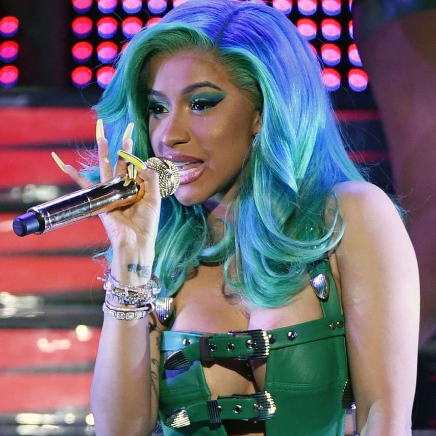 cardi b llevando una peluca azul en capas