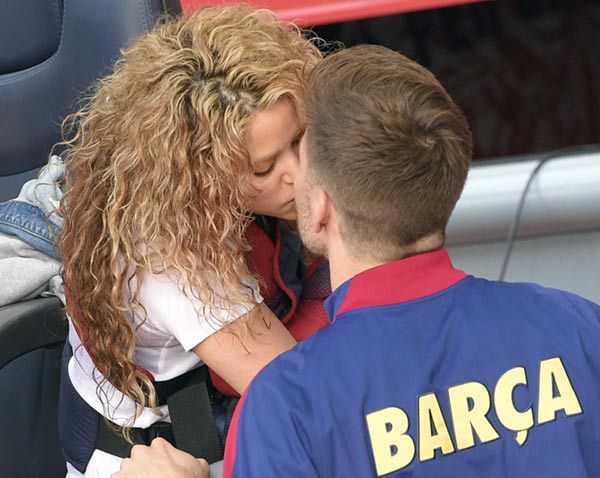 Un romántico beso de Shakira y Piqué
