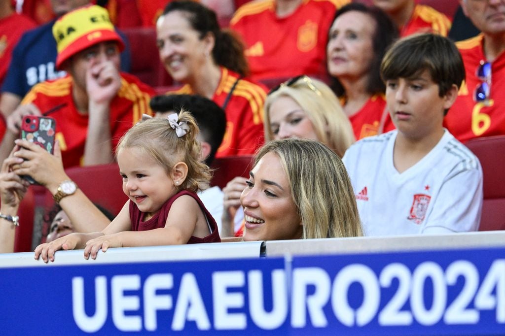 Alice Campello, mujer de Álvaro Morata, con su hija Bella en el partido que enfrentó a España contra Albania en la Eurocopa el 24 de junio de 2024 en Dusseldorf, Alemania