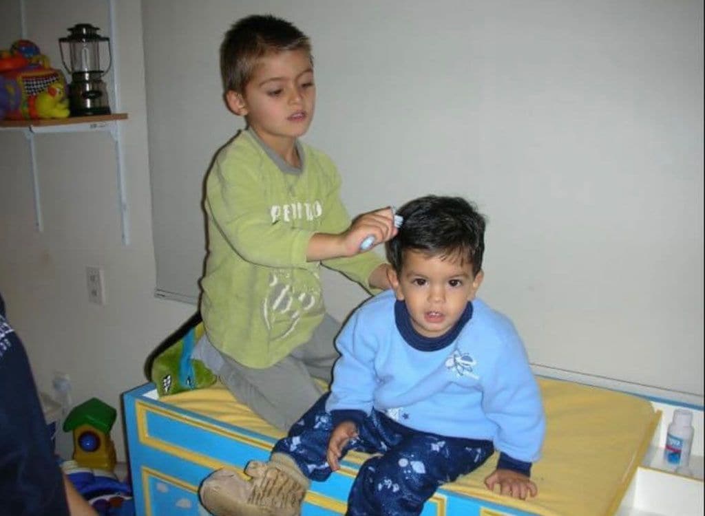 Con esta entrañable foto de su infancia, José Emilio Levy le deseó un feliz cumpleaños de su "hermano mayor".