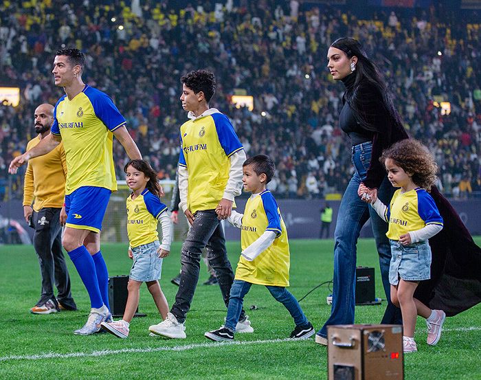 Cristiano Ronaldo y Georgina Rodriguez con sus hijos en Arabia Saudi