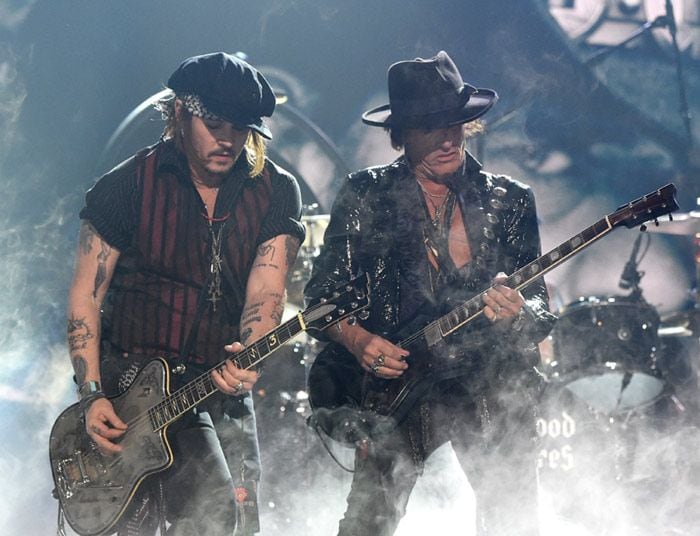 La noche se cerró con el heavy desbocado de Hollywood Vampires, con Alice Cooper y Johnny Depp en su formación tocando Ace of Spades para recordar a Lemmy de Motörhead.
