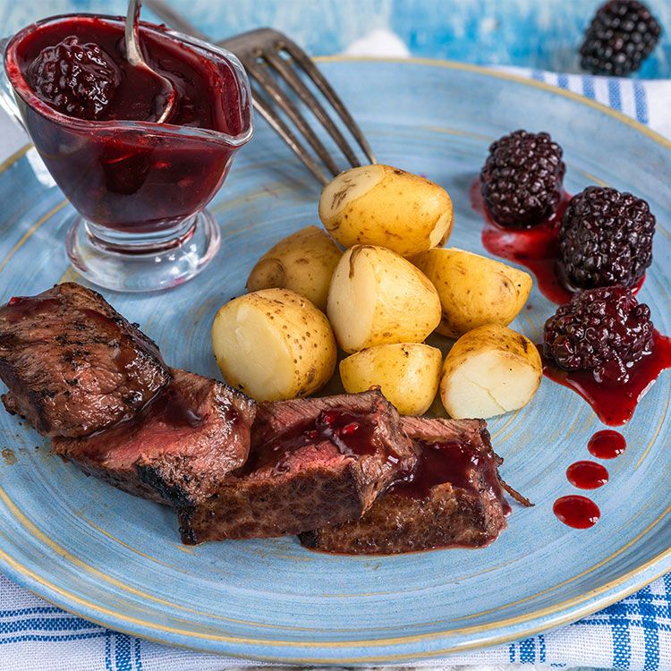 Lomo de vaca con patatas y salsa de moras