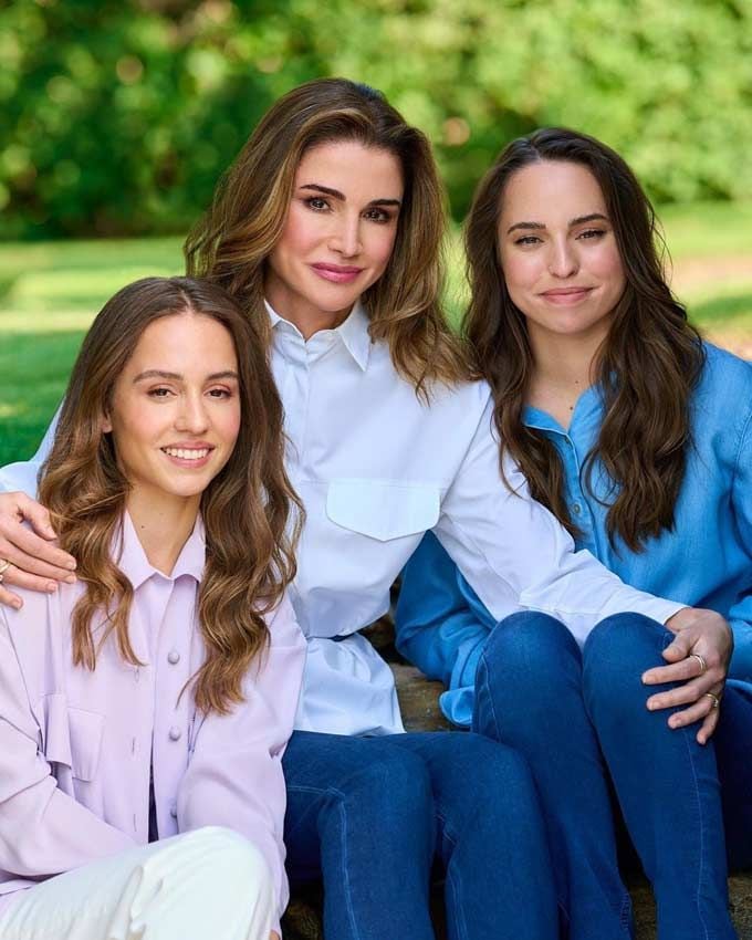 Rania de Jordania con sus hijas Iman y Salma 