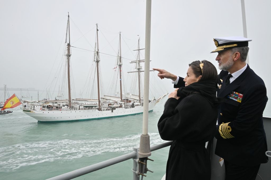 Los reyes y la princesa Leonor en la salida de Elcano