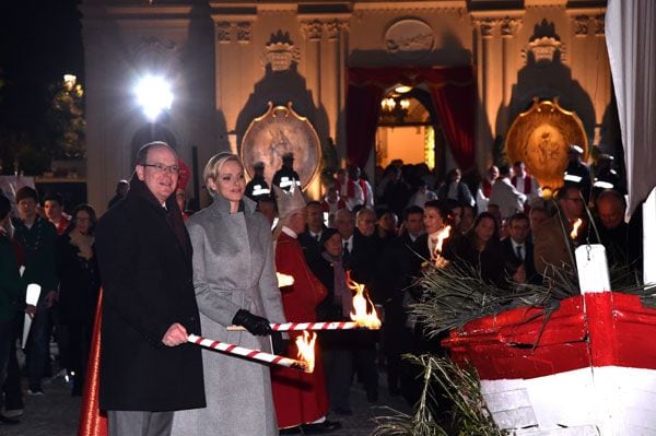 Cumplieron con la tradición de prender fuego a una barca de pesca en memoria de un capitán que fue capturado por robar las reliquias de la santa 