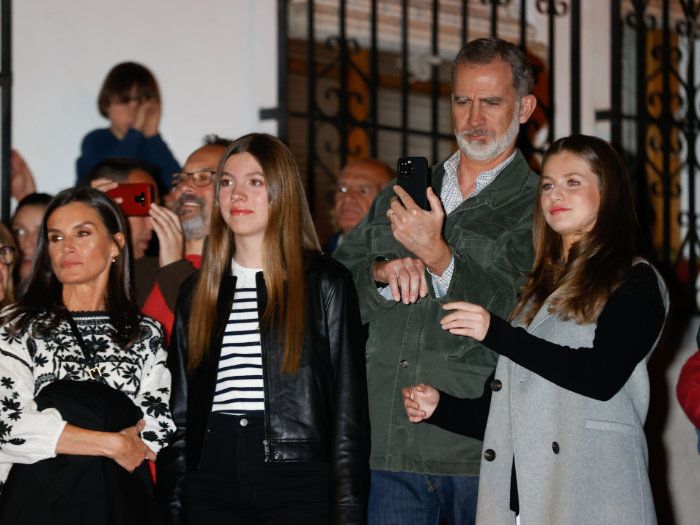 Felipe VI graba con su móvil la representación del Sábado Santo de Chinchón 