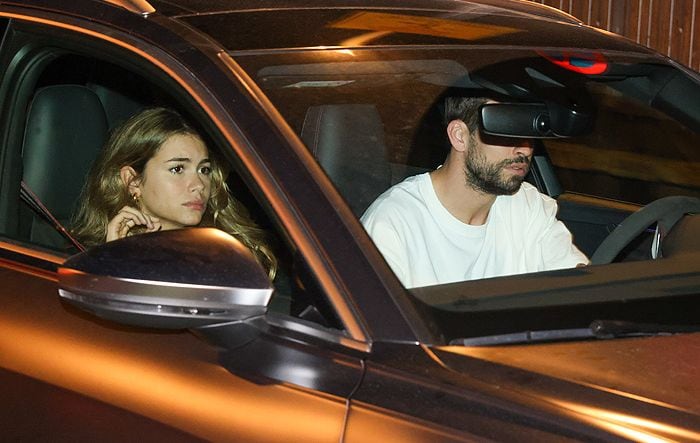 Piqué y Clara Chía en el coche