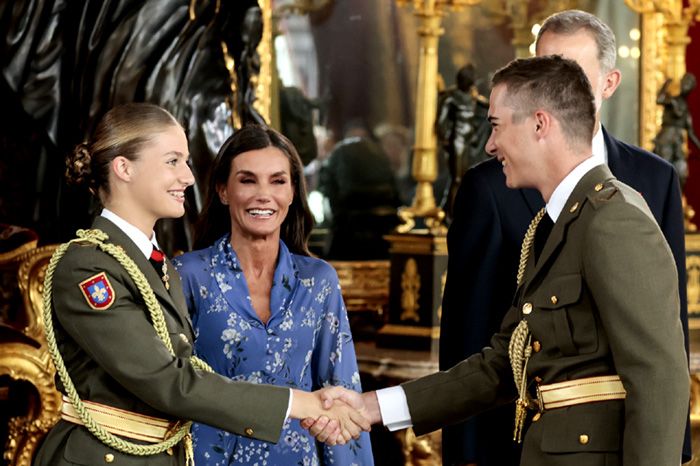 Leonor saluda a uno de sus compañeros en el besamanos