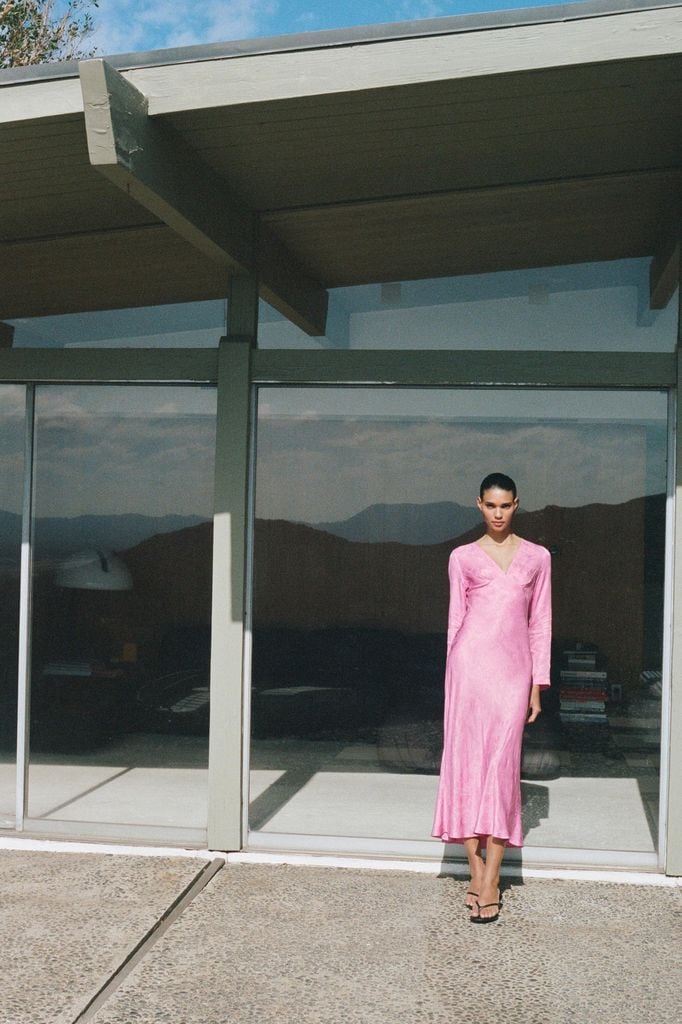 vestidos sencillos para boda invitada rosa Zara