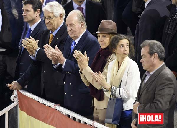 El rey Juan Carlos acudió a la plaza en compañía de su hija, la infanta Elena y su nieta, Victoria Federica
