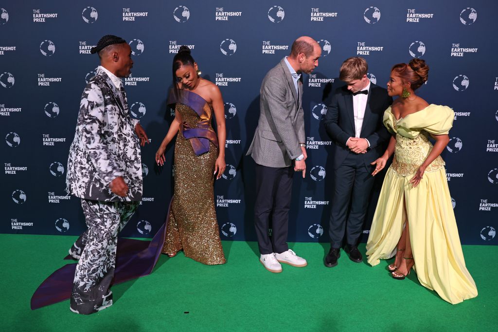 El príncipe Guillermo con Billy Porter, Bonang Matheba, Robert Irwin y Nomzamo Mbatha durante la entrega de los Earthshot Prize en Green Point Shared Fields en Ciudad del Cabo, Sudáfrica, el 6 de noviembre de 2024