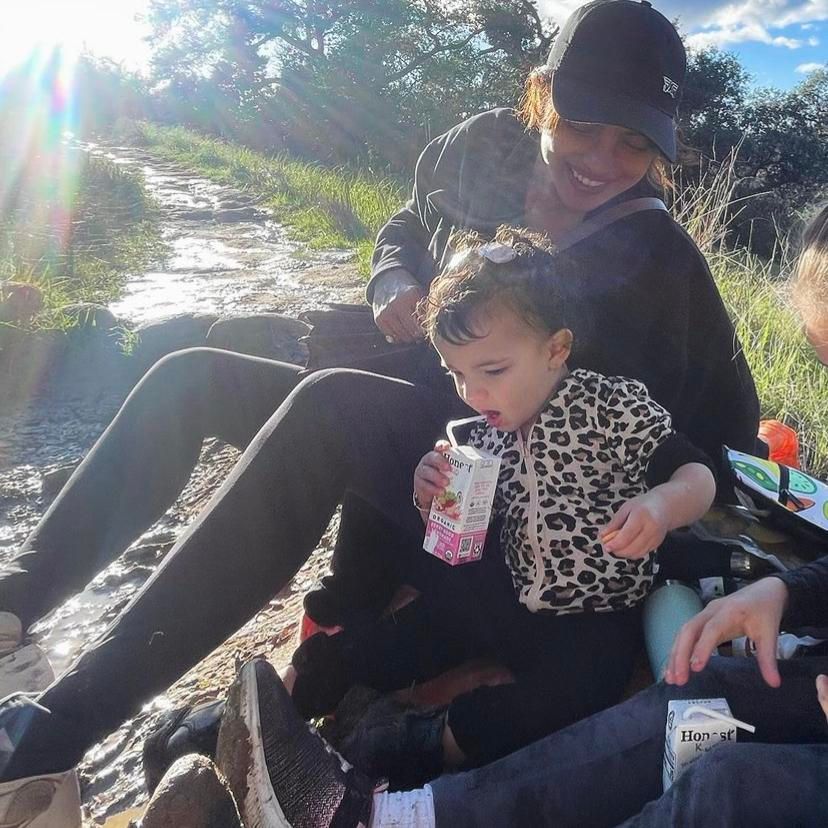 La pareja viaja constantemente junto a su hija, dejándola convivir con la naturaleza