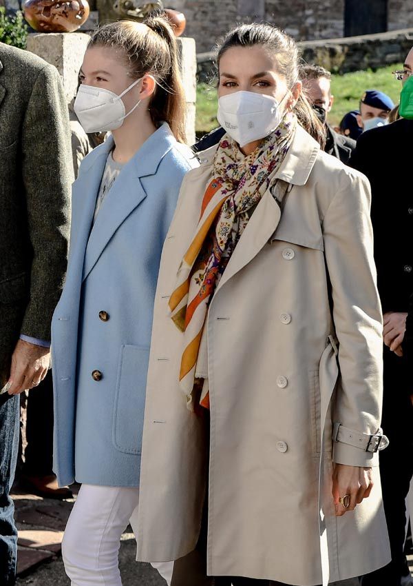 Reina Letizia con gabardina