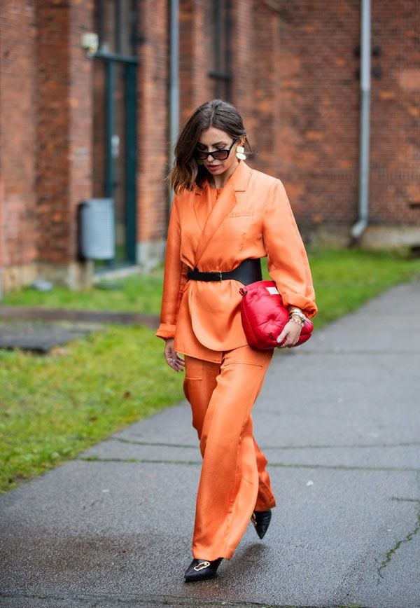 traje naranja