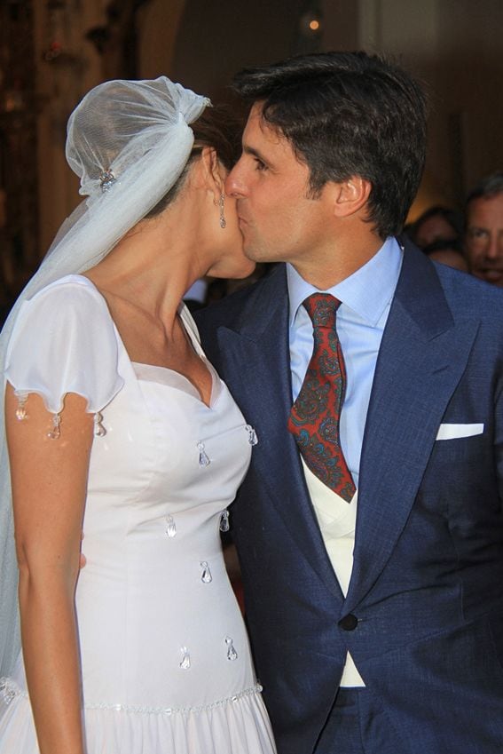 El tímido beso de los recién casados a la salida del templo