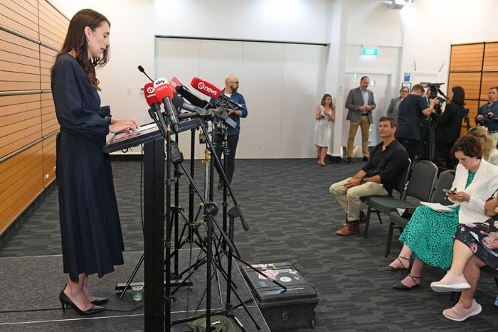 Jacinda Ardern y Clarke Gayford durante la rueda de prensa de renuncia de la política