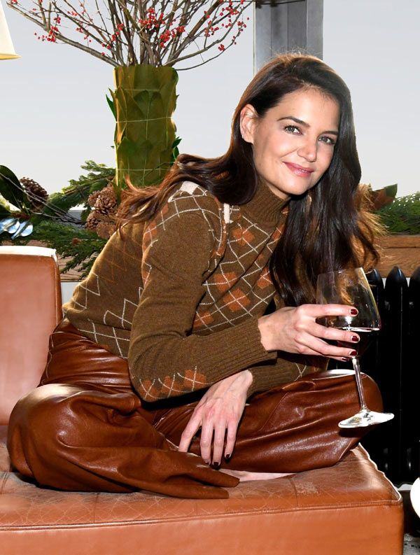 Katie Holmes con pantalones de cuero