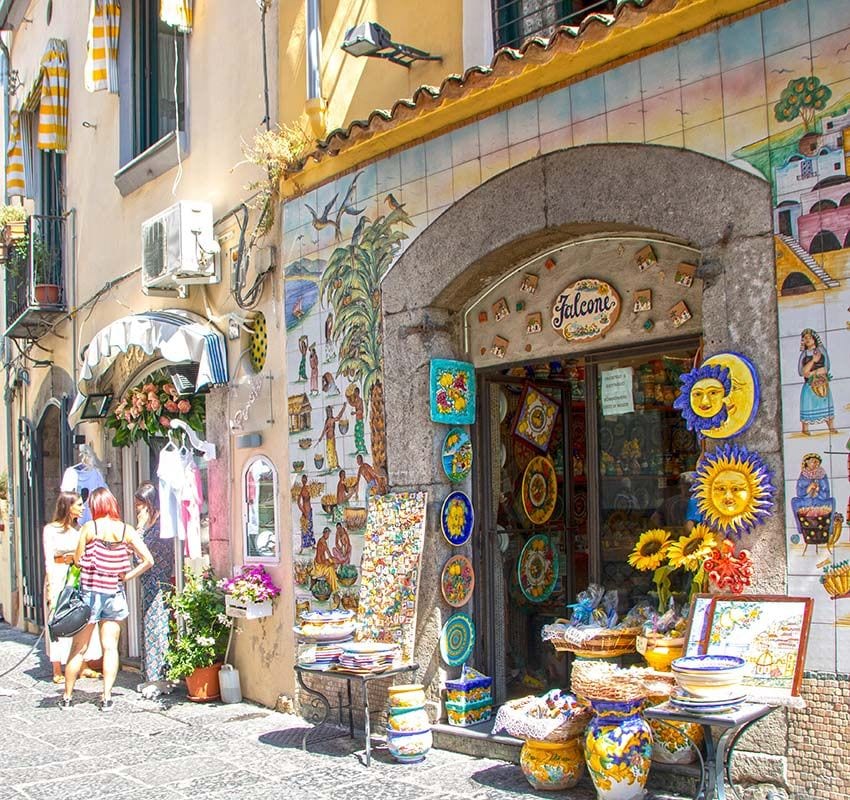  Vietri sul mare, famosa por sus cerámicas, en la Costa Amalfitana, Italia