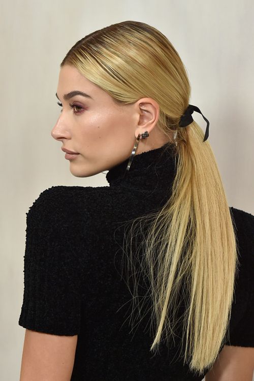 Coleta pulida baja de Hailey Baldwin