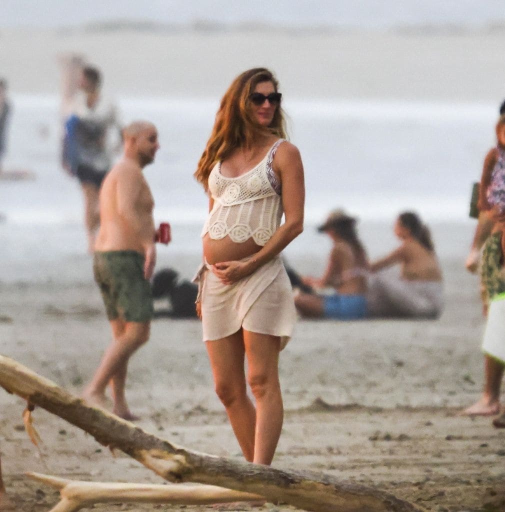 Photo © 2025 Backgrid/The Grosby Group

PREMIUM EXCLUSIVE
Costa Rica, December 23, 2024
Supermodel Gisele Bündchen, glowing at 44 and expecting her third child, was spotted taking a peaceful sunset walk with her partner Joaquim Valente in Costa Rica. The couple, accompanied by Joaquim's family and friends, embraced the serene atmosphere, with Gisele showcasing her baby bump against the beautiful sunset backdrop, making for a stunning maternity shot. Gisele also captured a sweet family photo of Joaquims older brother, Pedro Valente, and his wife Joana, as they enjoyed a family vacation together.*** La supermodelo Gisele Bündchen, radiante a sus 44 años y esperando su tercer hijo, fue vista disfrutando de una tranquila caminata al atardecer junto a su pareja Joaquim Valente en Costa Rica. La pareja, acompañada por la familia y amigos de Joaquim, abrazó la serena atmósfera, con Gisele mostrando su pancita de embarazo frente al hermoso paisaje del atardecer, creando una impresionante toma de maternidad. Gisele también capturó una tierna foto familiar de Pedro Valente, el hermano mayor de Joaquim, y su esposa Joana, mientras disfrutaban de unas vacaciones familiares juntos.