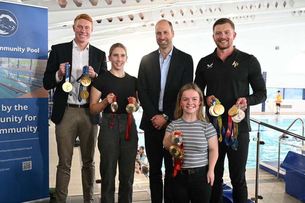 El príncipe Guillermo se reunió con los nadadores olímpicos en la piscina Birtley Community en Tyne y Wear, al noreste de Inglaterra