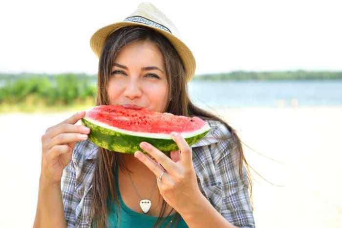 mujer comiendo sandía