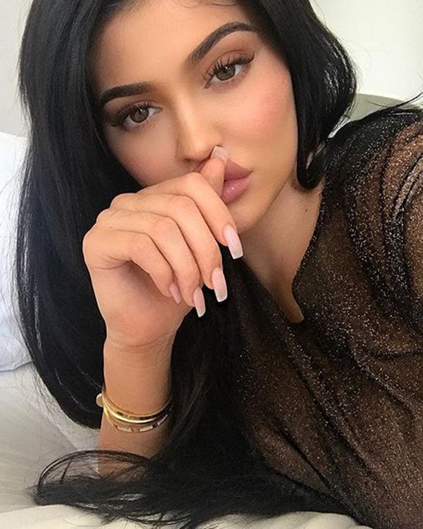 Kylie Jenner y sus uñas postizas