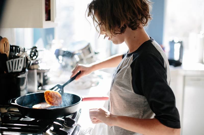 getty chica cocinando