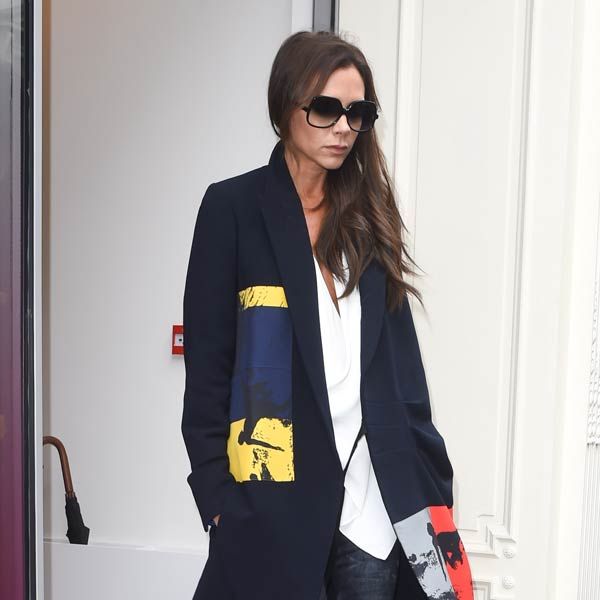 Victoria Beckham estuvo arropada por su hijo mayor Brooklyn y su hermana Louise Adams en esta presentación con motivo de la Semana de la Moda de Londres
