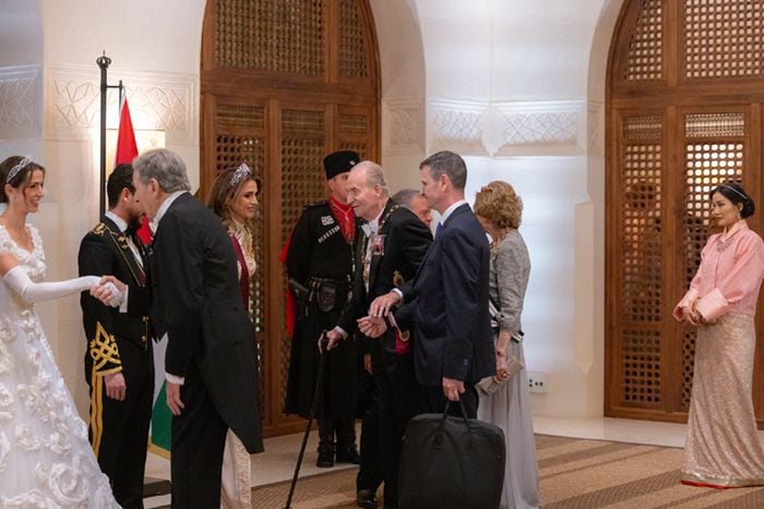 Los reyes Juan Carlos y Sofía acuden juntos al enlace real del heredero Hussein de Jordania