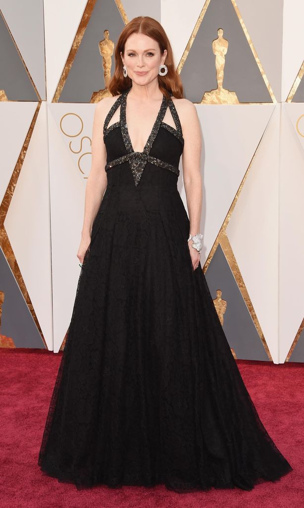 julianne moore con vestido negro de chanel