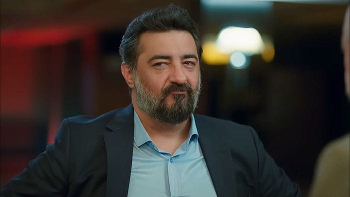 'Hermanos': Akif le pregunta a Sengul la verdad sobre la muerte de la madre de Elif