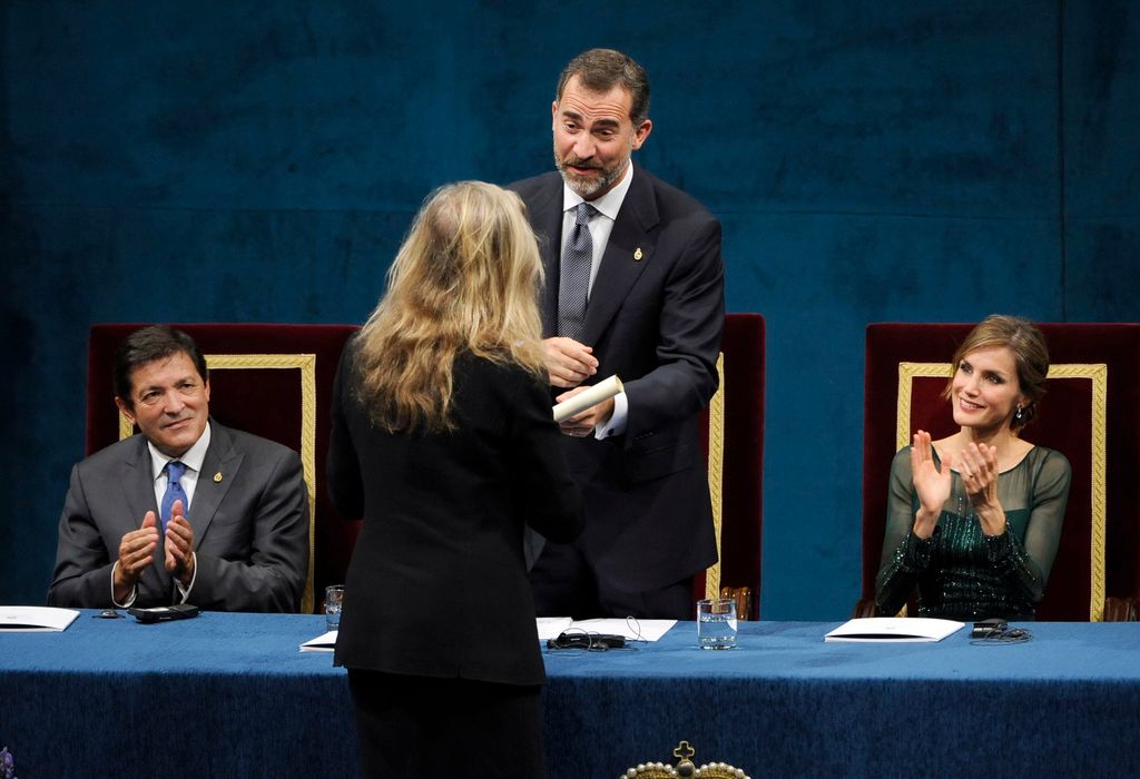 Annie Leibovitz recogiendo el Premio Príncipe de Asturias de Comunicación Humanidades de manos de Felipe VI, entonces Heredero de la Corona, en el Teatro Campoamor de Oviedo el 25 de octubre de 2013