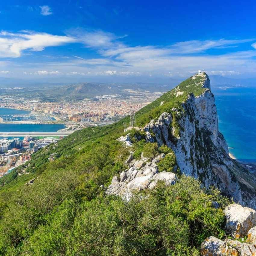 Peñón de Gibraltar visto desde su cima y la ciudad de La Línea, en España, al fondo.