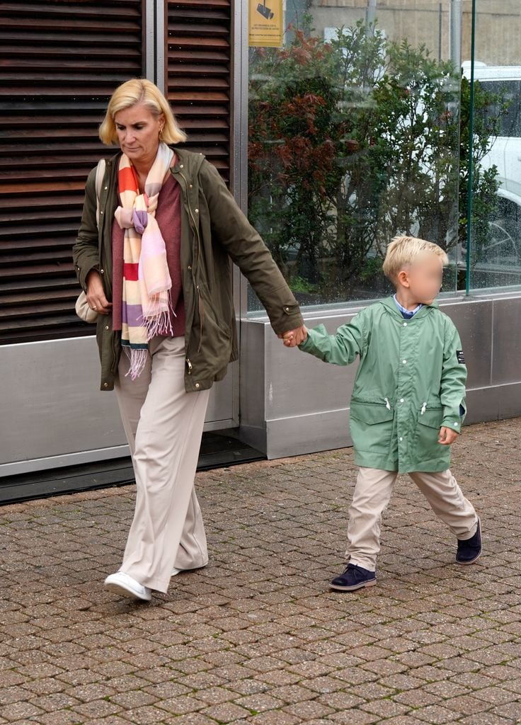 María Zurita y su hijo Carlitos en Sanxenxo visitando a Juan Carlos I