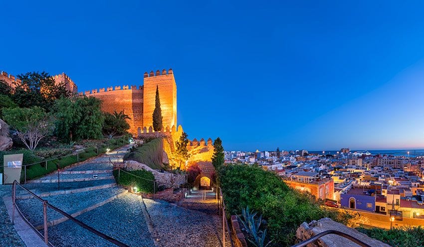 Panorámica nocturna de Almería desde la Alcazaba