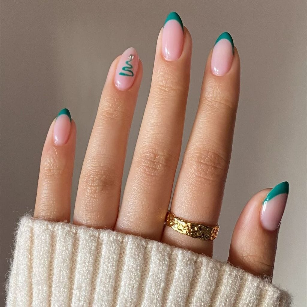 Manicura navideña con detalle de árbol de Navidad